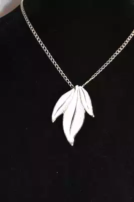 Pendentif feuille Blanc